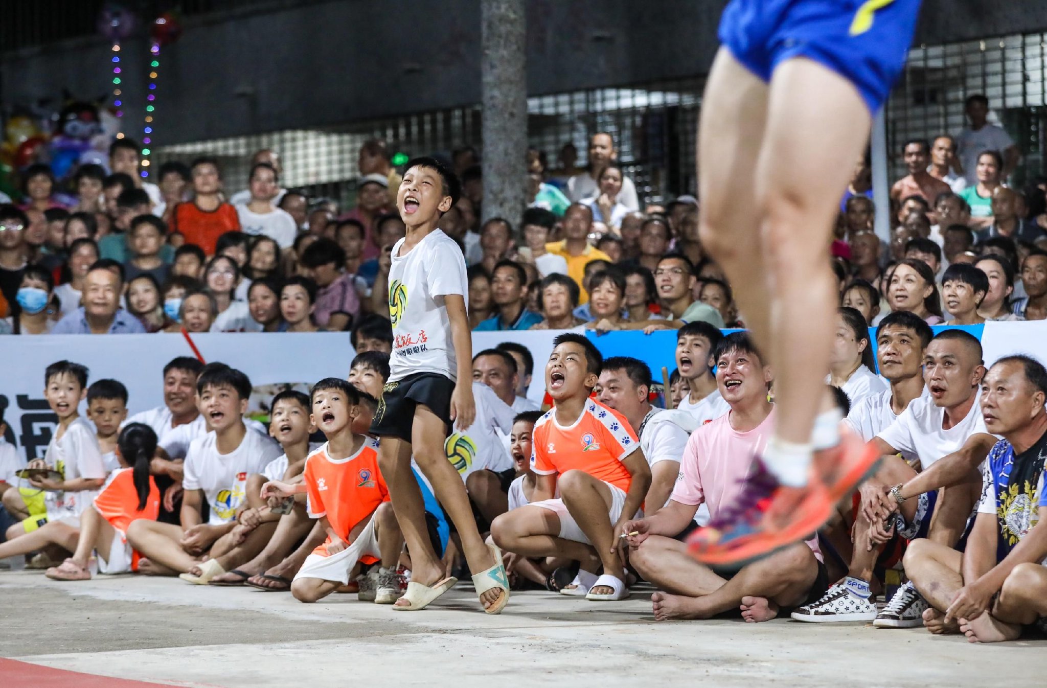 关于竞技激情火爆，赛场热闹非凡的信息