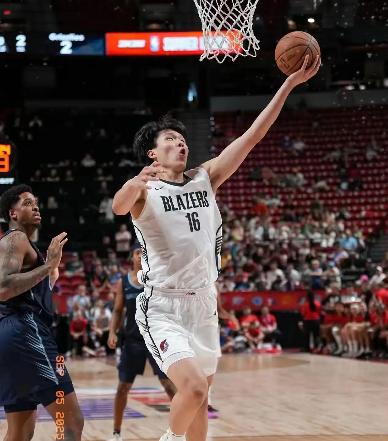 九游娱乐首页-云南男篮迎战青岛队，场上战术博弈激烈