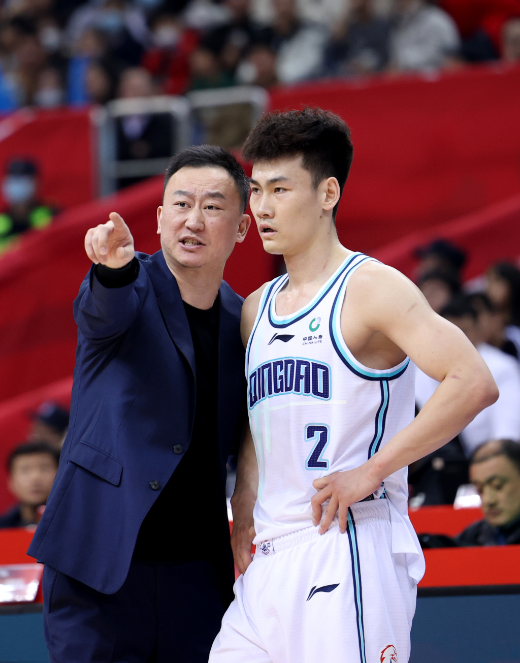 云南男篮迎战青岛队，场上战术博弈激烈