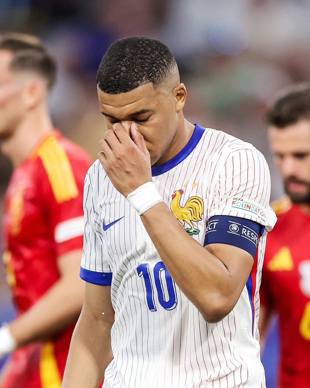 法兰克福球员因伤在德甲赛场退出比赛 法兰克福球员因伤在德甲赛场退出比赛