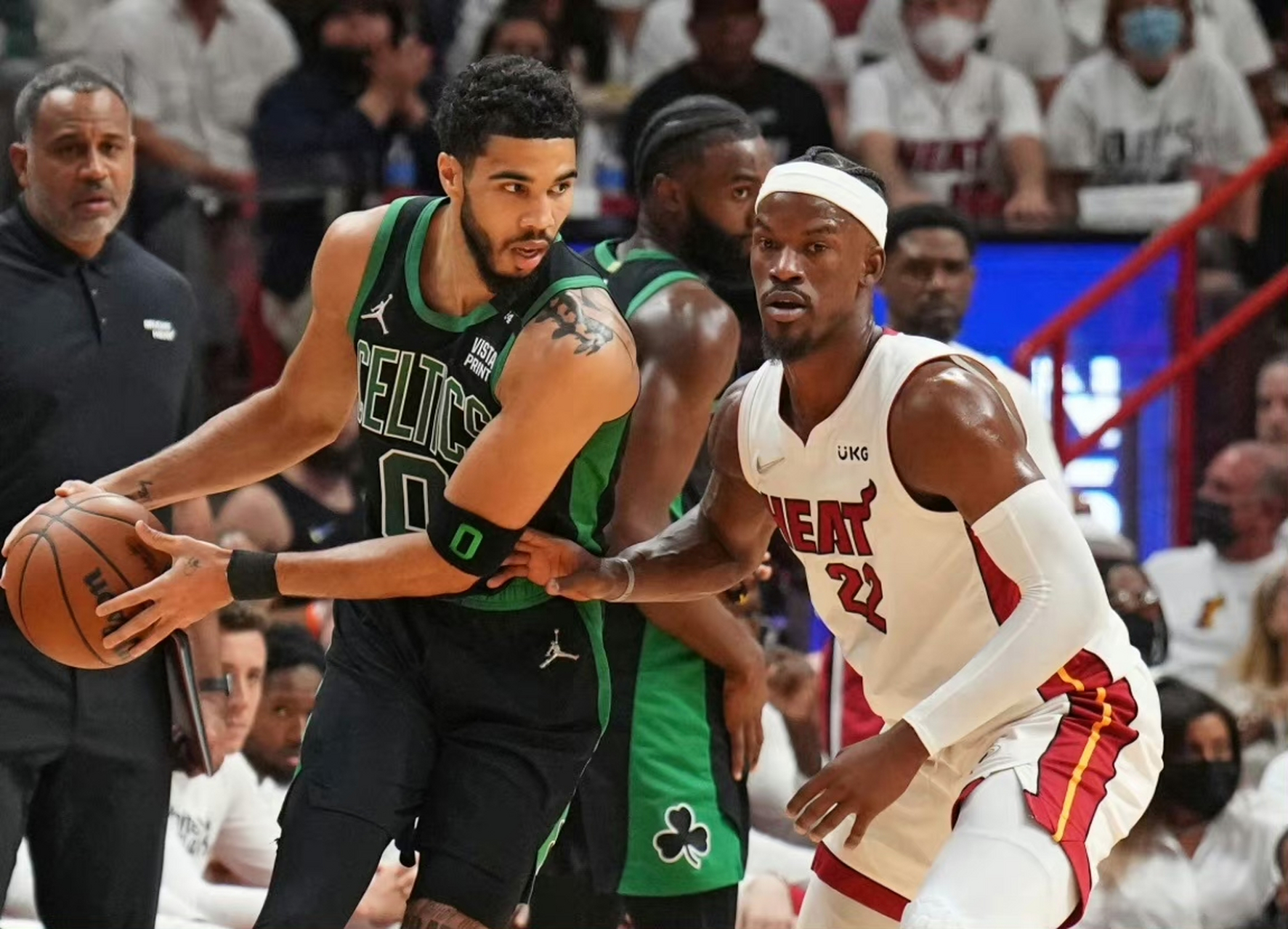 凯尔特人客场大败热火，东部领先缩小的简单介绍