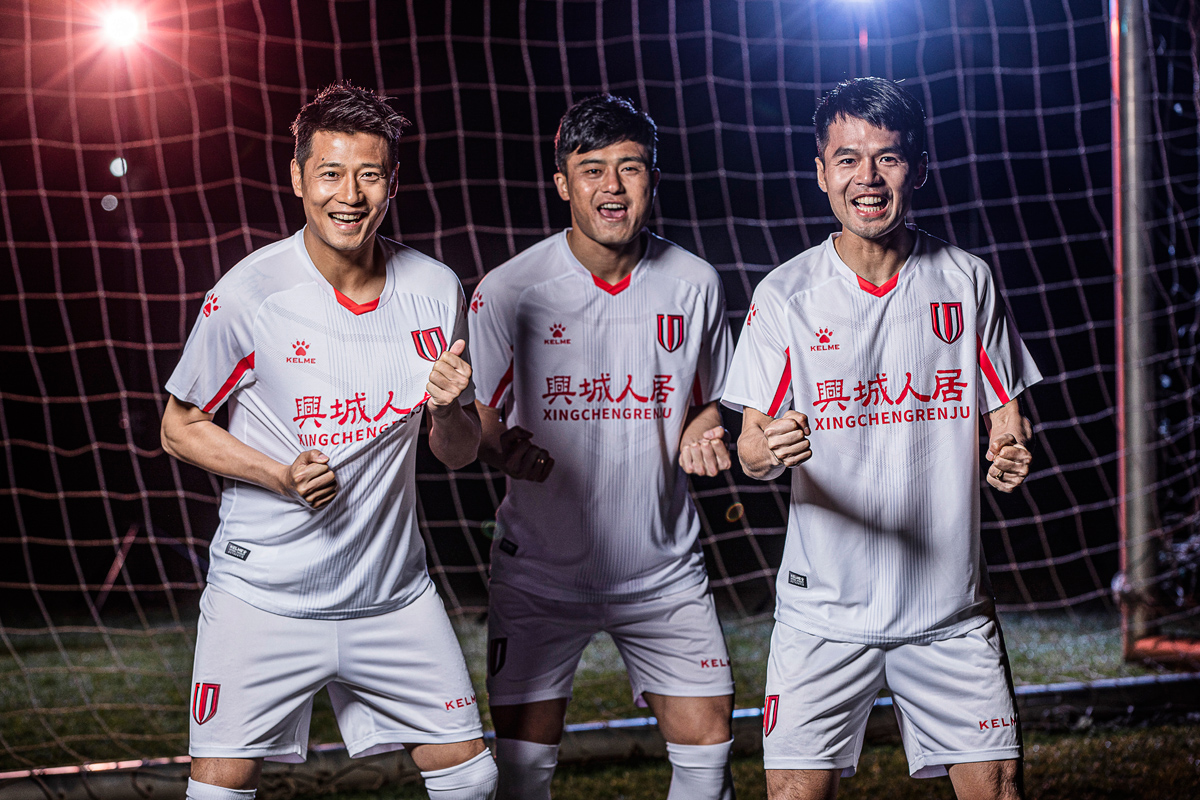 成都兴城球员赛后庆祝，开心笑脸洋溢的简单介绍