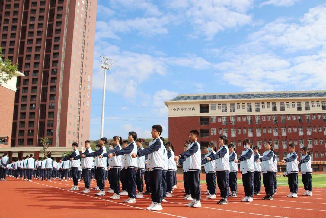 关于亚岸队员披荆斩棘，高举球队传奇英雄迎接挑战的信息