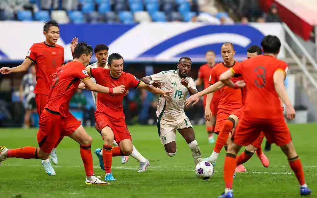 热火朝天的比拼！球队在场上拼尽全力的简单介绍