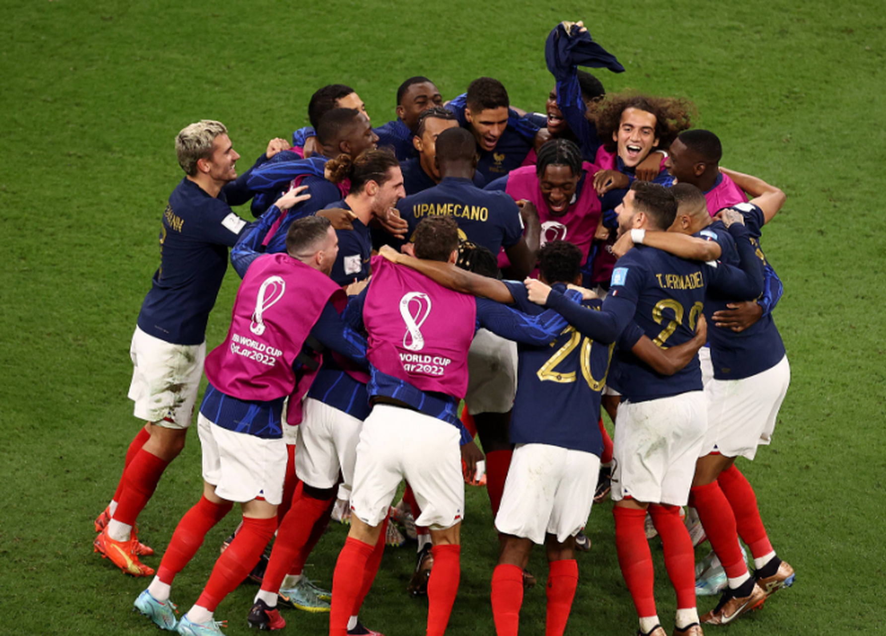 法国足球赛场上举行一场激烈对决! 法国足球赛场上举行一场激烈对决!