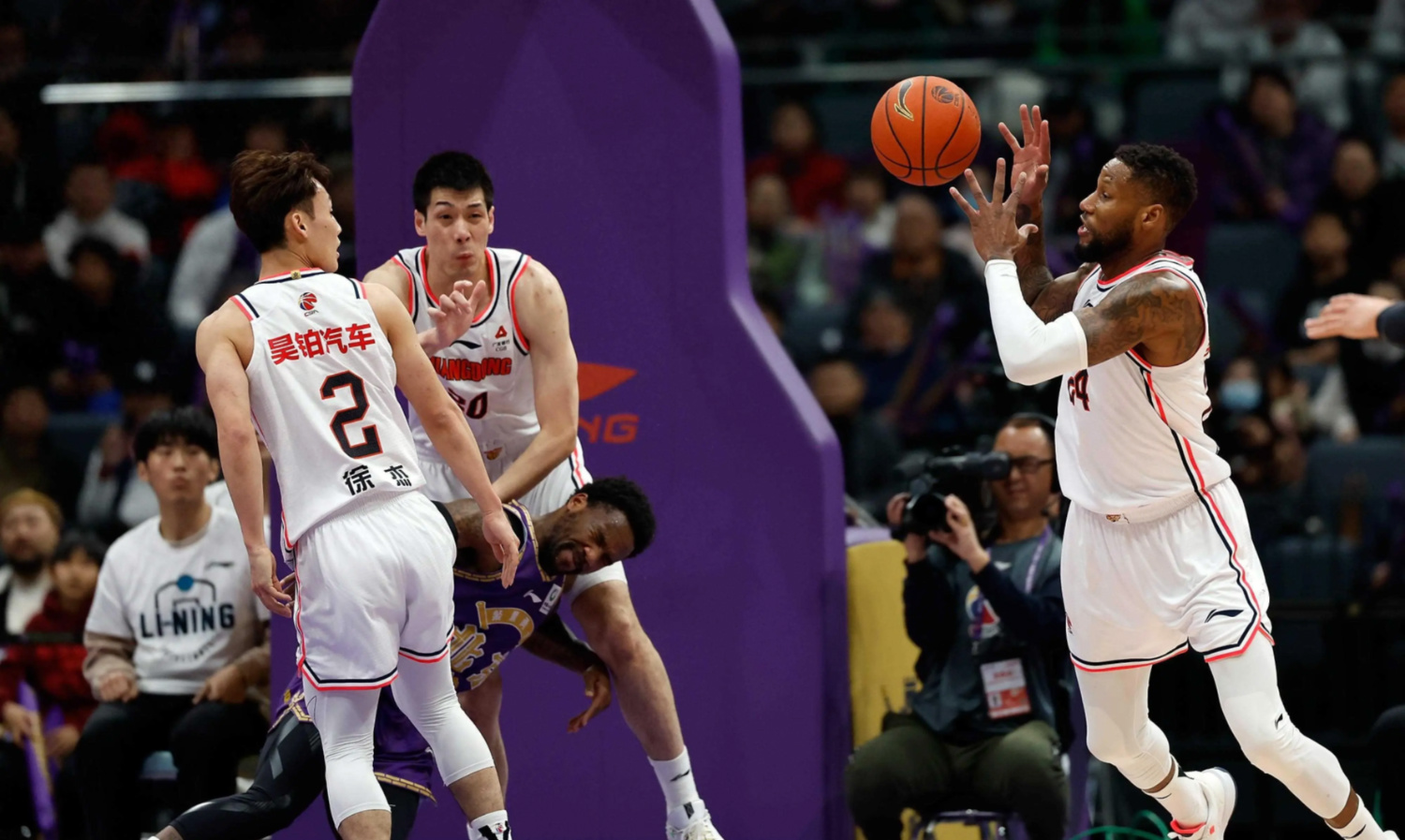 九游娱乐首页-广东队险胜新疆队，库里带队取胜