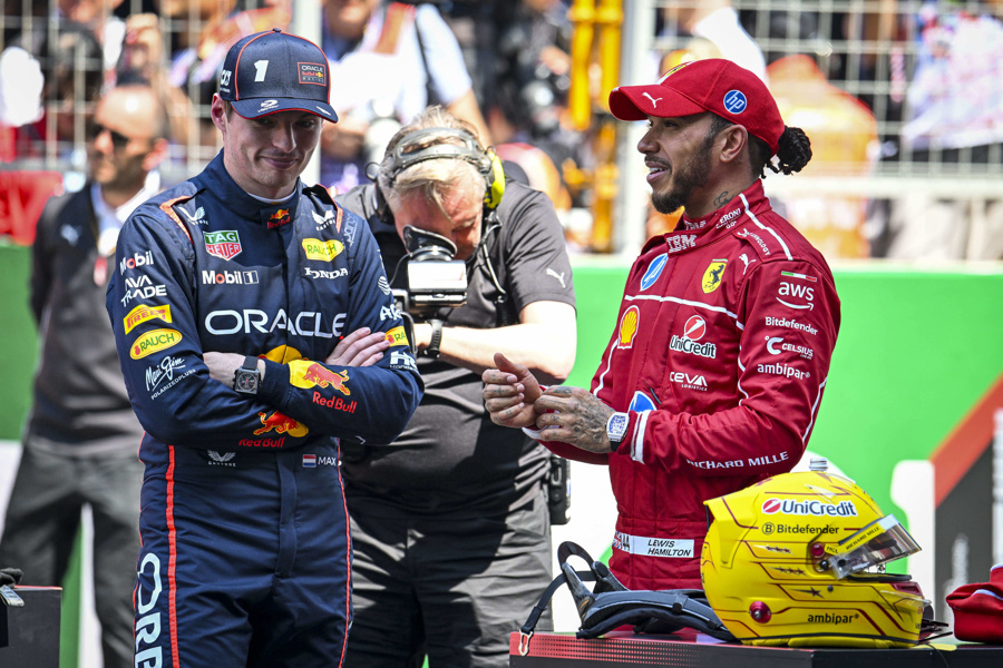 包含哈斯车队鏖战梅赛德斯，汉密尔顿高光表现的词条